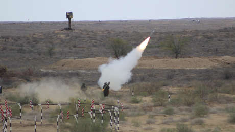VIDEO: Artilleros antiaéreos repelen un 'ataque masivo del enemigo' durante ejercicios en el sur de Rusia