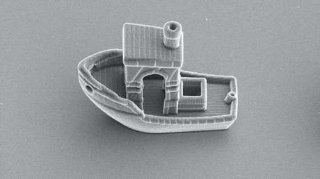 Construyen el barco más pequeño del mundo, que puede caber dentro de un cabello