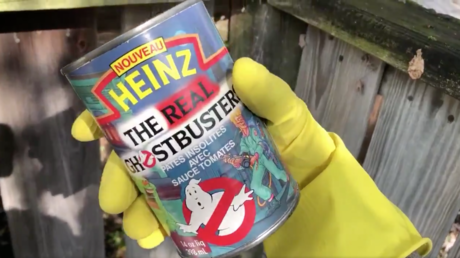 Abre una lata de pasta de 'Los cazafantasmas' que guardó por 28 años y se horroriza con su contenido (VIDEO, FOTOS)