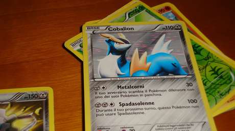 Un 'youtuber' compra por 375.000 dólares una caja de cartas Pokémon de primera edición y resultan ser falsas 