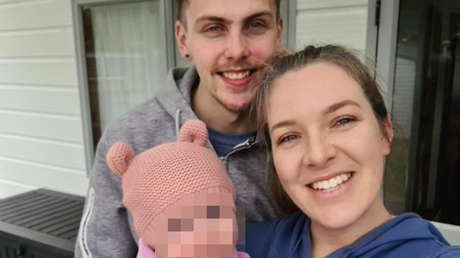 Una pareja rescata de un incendio a una mujer y su bebé y termina quedándose sin su coche