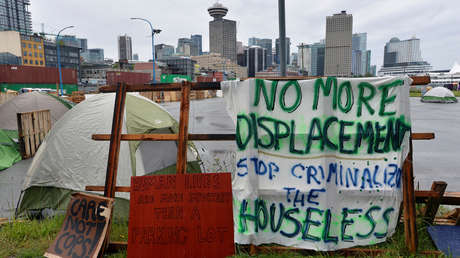 Un proyecto regala más de 5.600 dólares a personas sin hogar y revela qué hicieron con el dinero