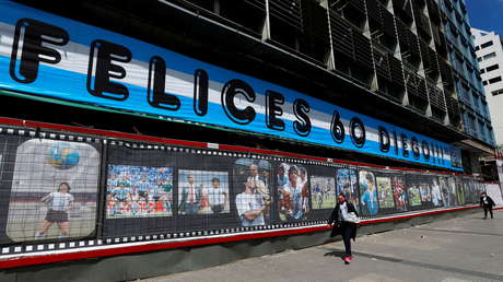 Maradona recibe un homenaje a pie de césped por su 60.º cumpleaños y su equipo le 'regala' una goleada