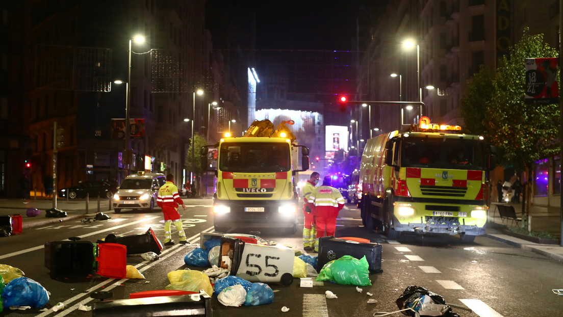 VIDEOS: Barricadas y contenedores en llamas durante una protesta en Madrid contra las restricciones por el covid-19