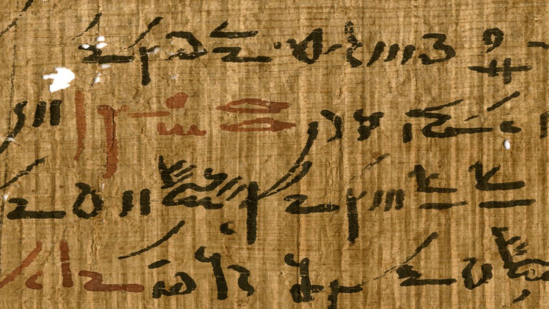 Científicos descifran los "secretos ocultos" de la tinta negra y roja de los papiros egipcios