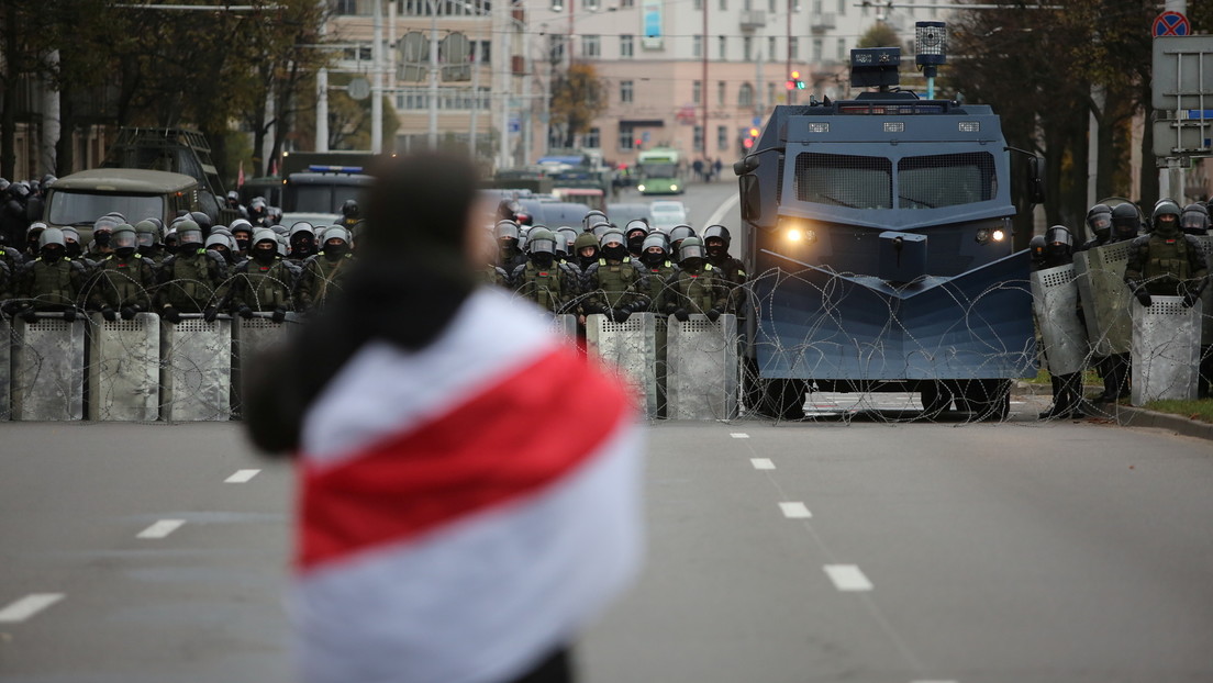 VIDEOS: Vehículos blindados con ametralladoras ingresan a Minsk en medio de las protestas