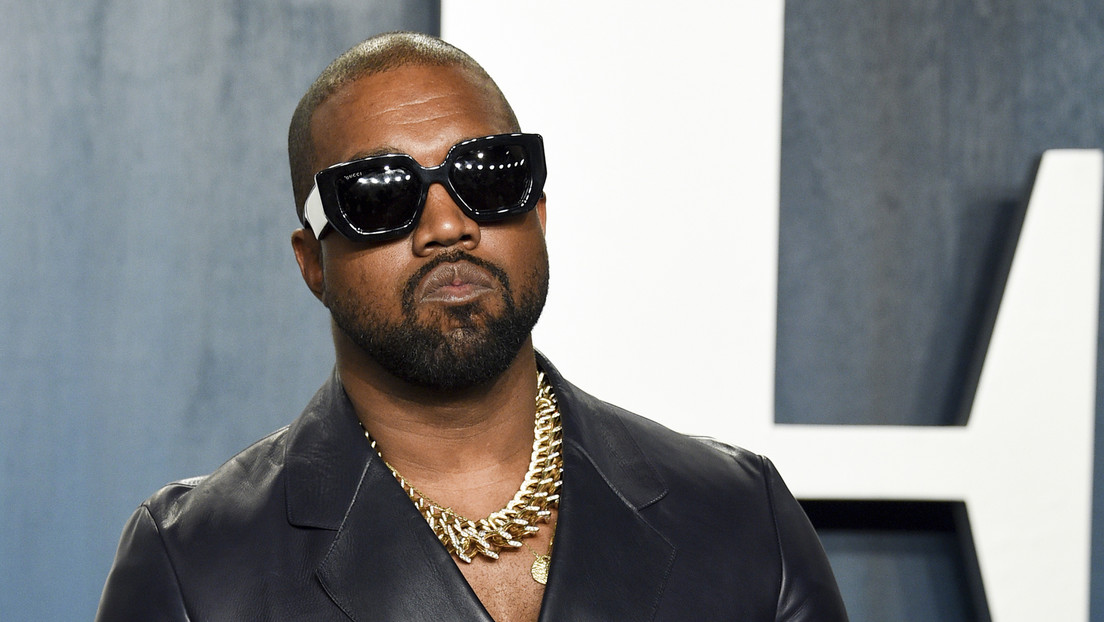 Kanye West 'resucita' a su suegro para decirle a Kim Kardashian que se casó con el "hombre más genial del mundo" (VIDEO)