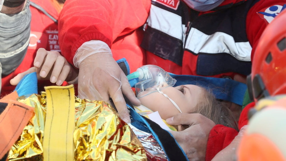 Rescatan sana y salva a una niña de entre los escombros 91 horas después del terremoto en Turquía