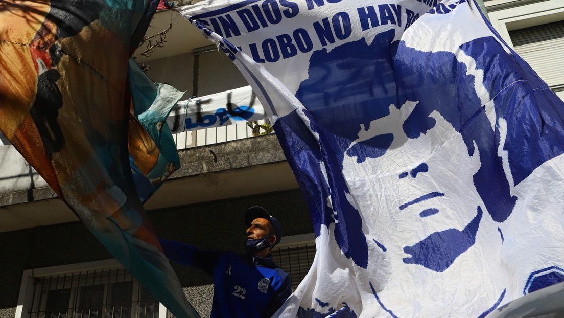 Cientos de fans acompañan y alientan a Maradona en el traslado a la clínica donde será operado