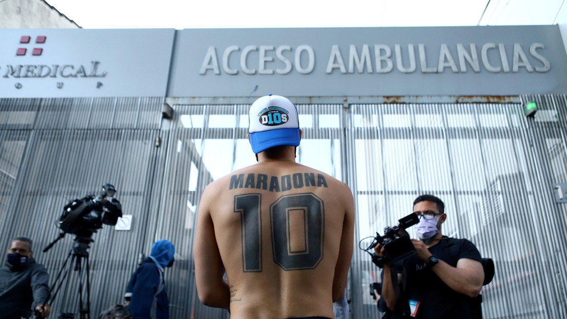 Maradona fue operado con éxito del hematoma en su cabeza y ya descansa en su habitación
