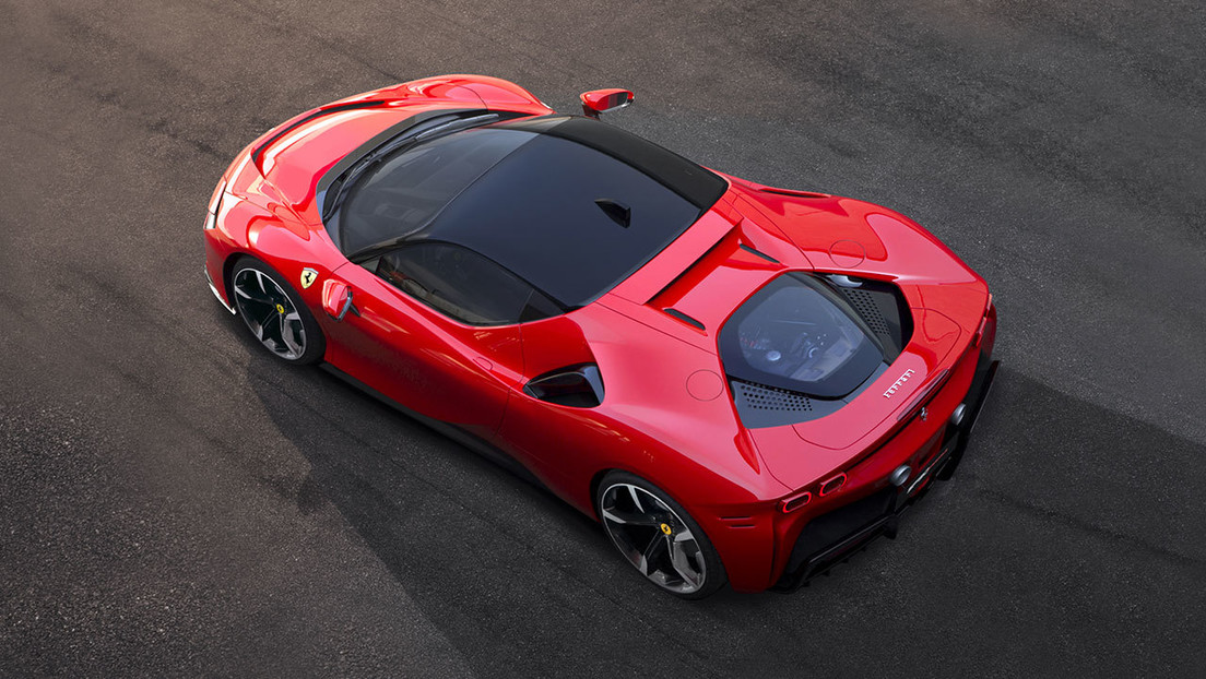 "No veo a Ferrari siendo 100 % eléctrico": director ejecutivo de la marca italiana explica por qué no abandonarán los motores tradicionales