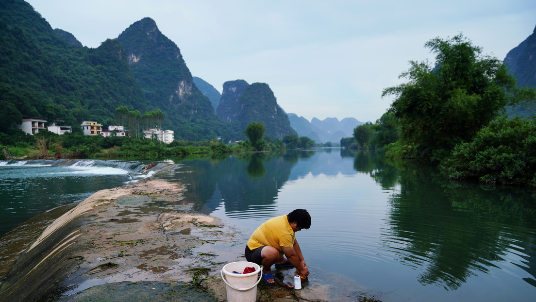 VIDEOS: Las aguas de un río se vuelven completamente verdes de un día para otro en China