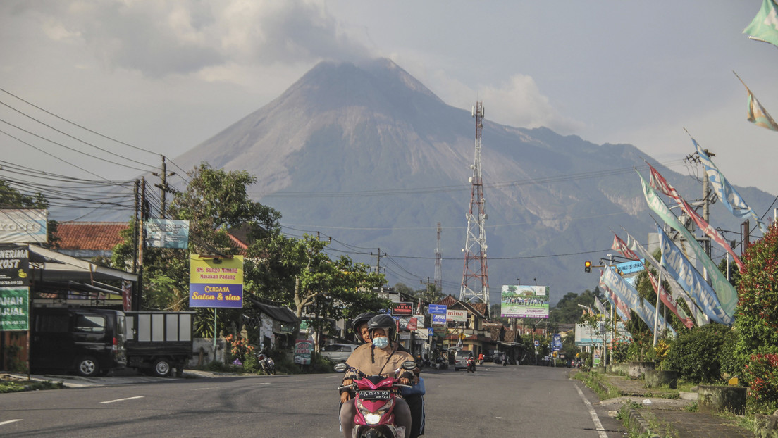 Uno de los volcanes más activos de Indonesia aumenta su actividad y provoca evacuaciones