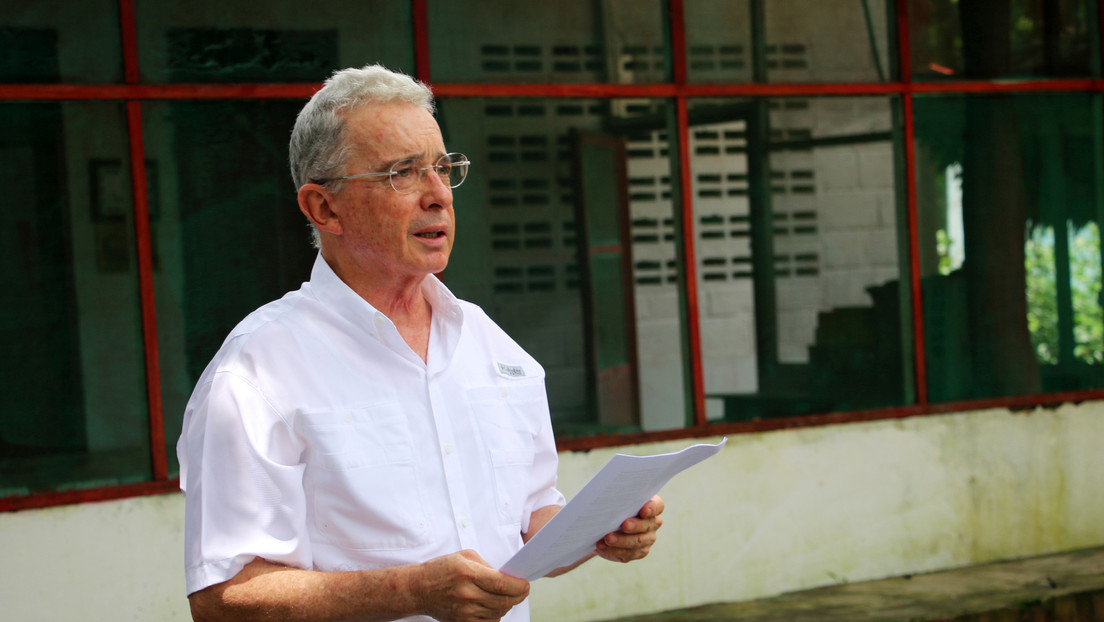 Un juez colombiano decide que Uribe siga en libertad mientras avanza el caso por presuntos sobornos a testigos