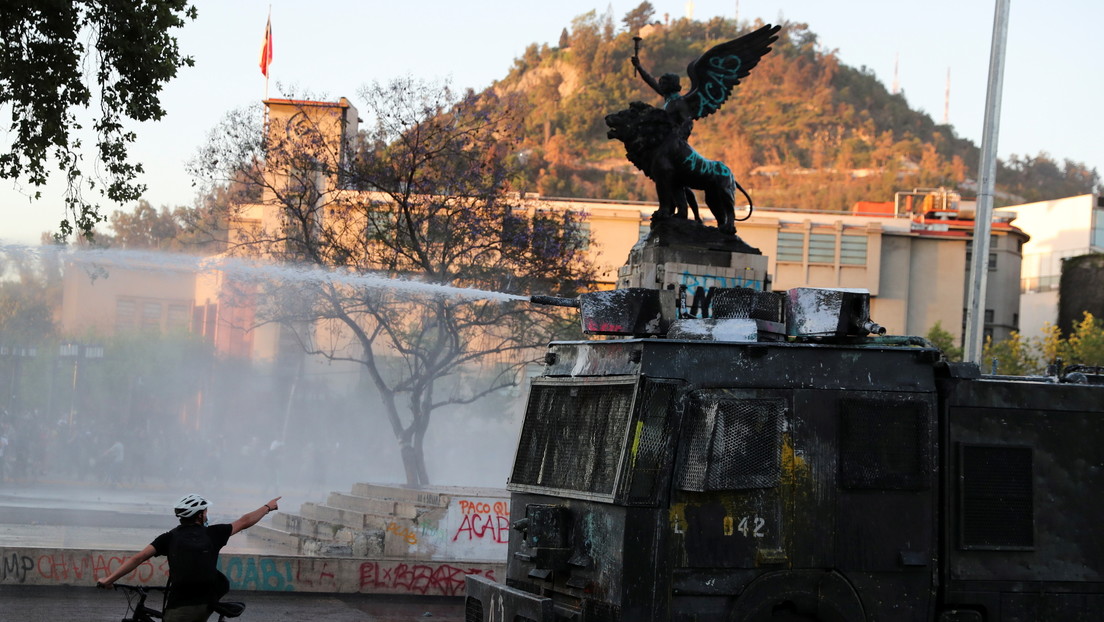 Carabineros reprimen una protesta en Santiago de Chile que exige liberar a los "presos políticos" del estallido social