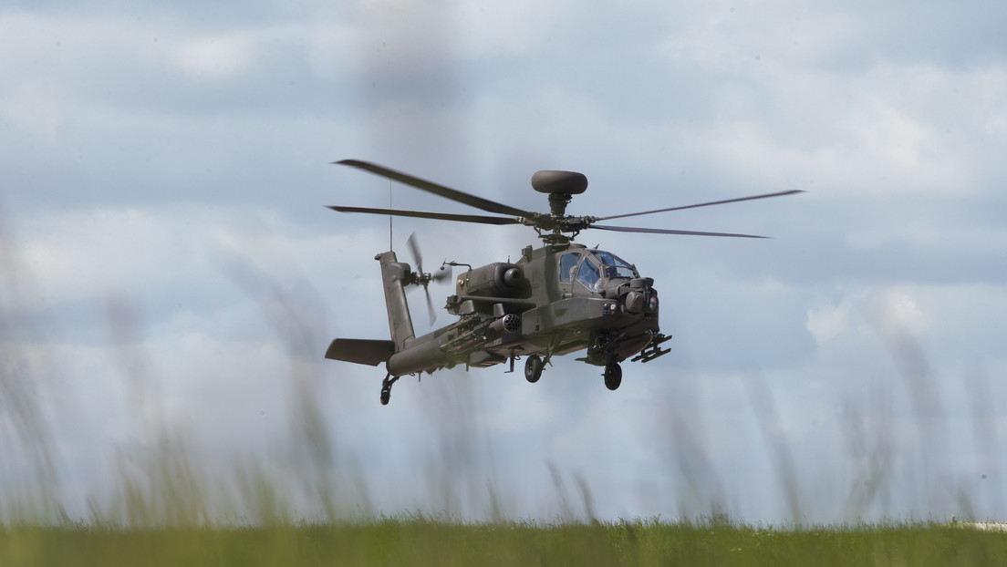 Un helicóptero de ataque Apache abre fuego por error en una base británica