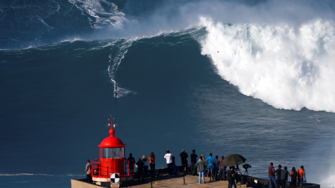 VIDEO: Dos surfistas protagonizan un aparatoso accidente al chocar mientras montan una gigantesca ola