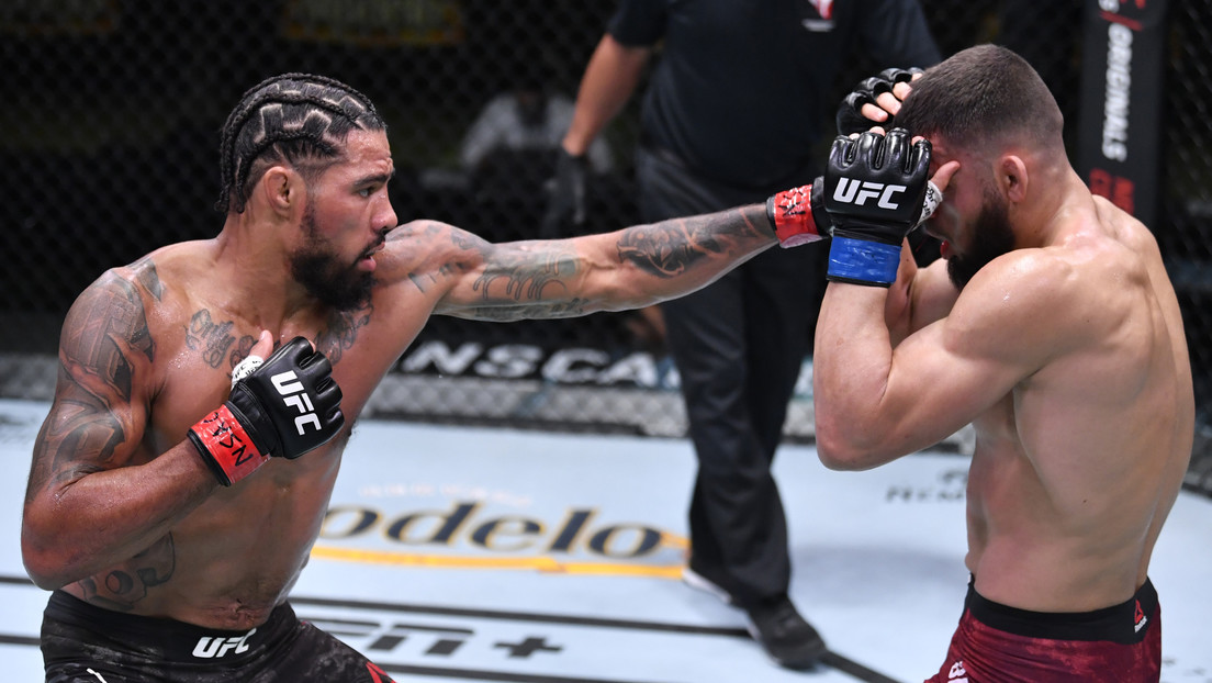 Luchador de la UFC casi pierde una oreja tras un fortísimo codazo de su rival y sucumbe por TKO (FUERTE VIDEO)