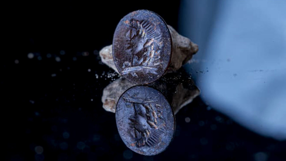 FOTO: Hallan un sello de 2.000 años con la imagen del dios griego Apolo en Jerusalén