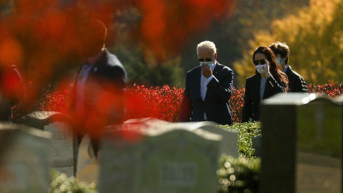 El día después de los resultados: Biden va a misa y visita las tumbas de sus familiares, mientras que Trump juega al golf (FOTOS)