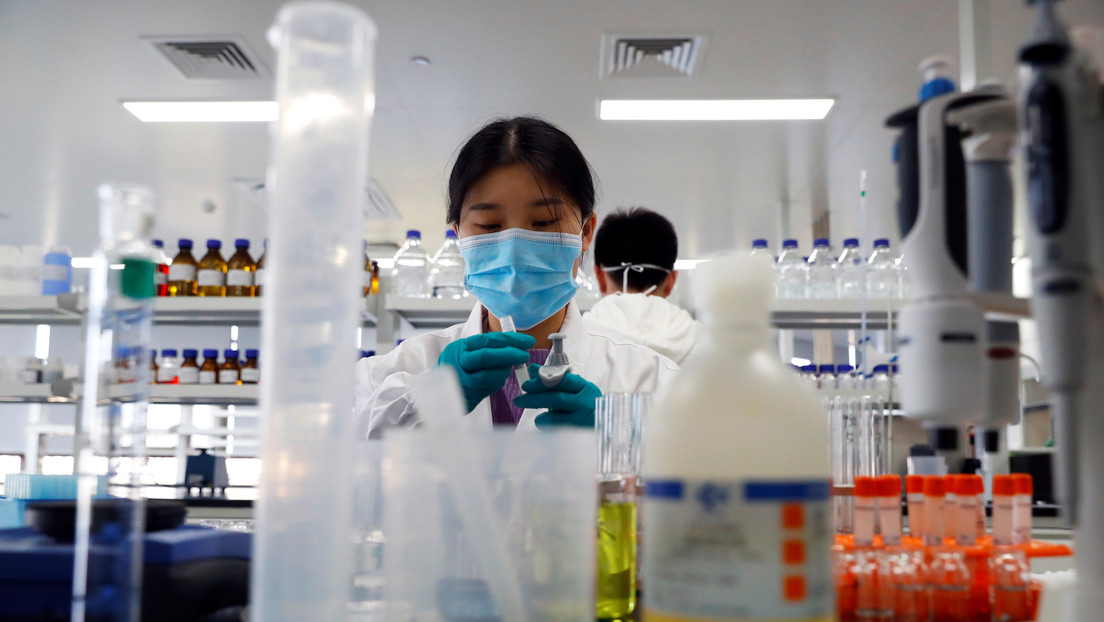 La vacuna china contra el coronavirus en forma de aerosol nasal pasa a una fase intermedia de ensayos clínicos
