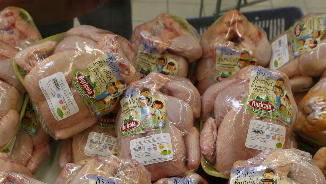 Informe alerta de que el pollo barato de supermercado podría desencadenar nuevas pandemias "catastróficas"