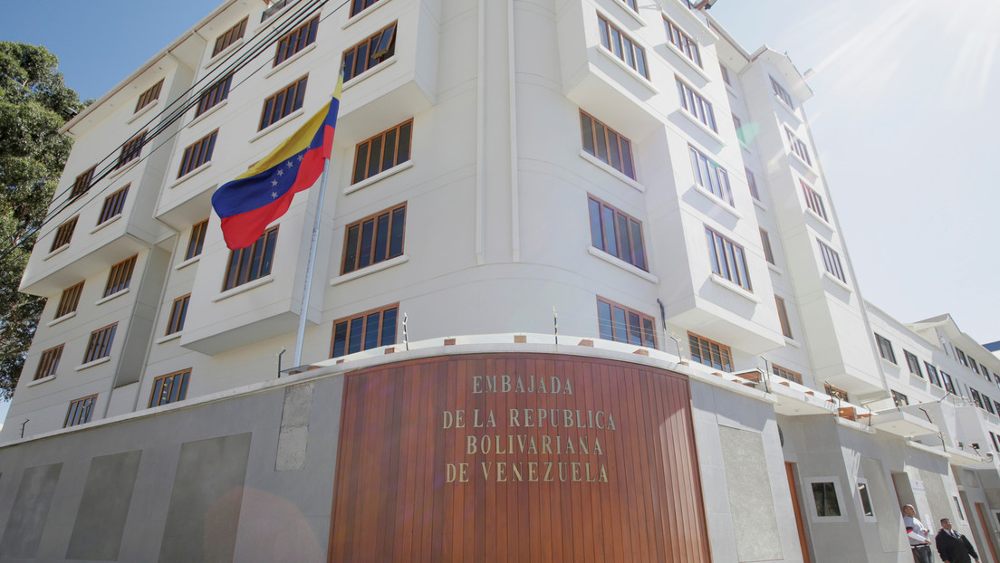 Arreaza denuncia el desmantelamiento de la Embajada venezolana en Bolivia por parte de los aliados de Guaidó