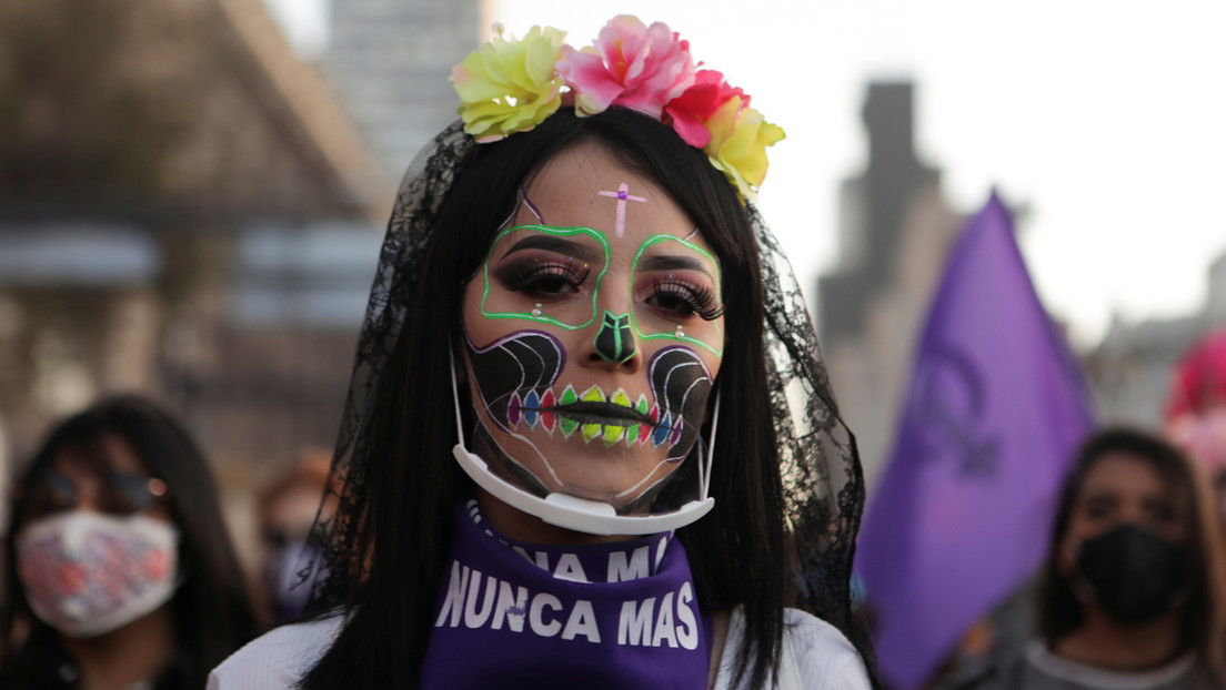 VIDEO: Policías de la ciudad mexicana de Cancún disparan al aire para dispersar manifestación contra los feminicidios