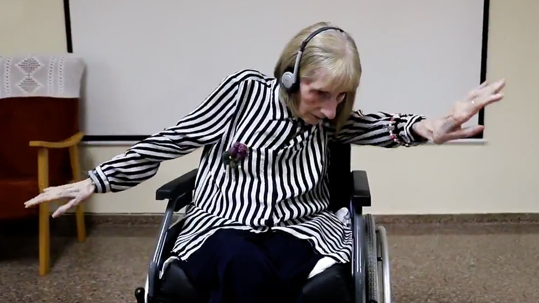 VIDEO: La emotiva reacción de una exbailarina con alzhéimer al escuchar 'El lago de los cisnes'