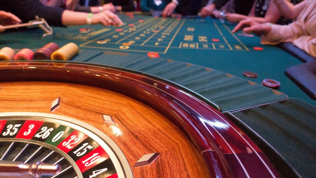 Se gasta a la ruleta  35 millones de dólares, gana un millón adicional, pero le pide al casino 330.000 de comisión