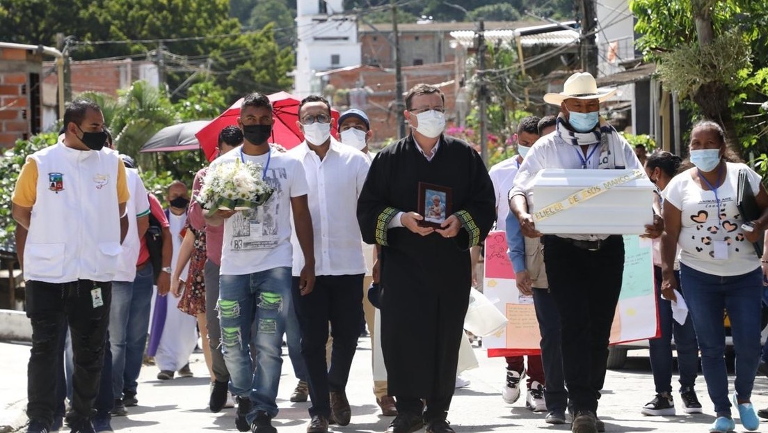 Justicia de Paz de Colombia entrega los cuerpos de cuatro víctimas del conflicto armado a sus familiares