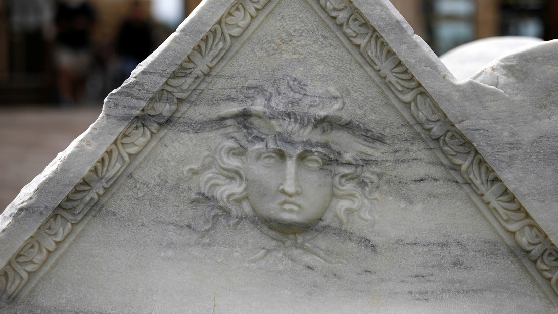 Cazadores de tesoros encuentran un sarcófago de hace 2.500 años decorado con una imagen de Medusa