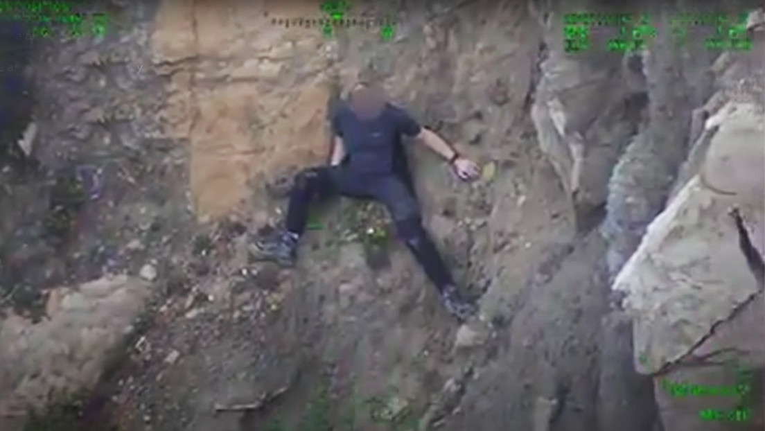 VIDEO: Un hombre queda atrapado en medio de un acantilado y es rescatado en helicóptero