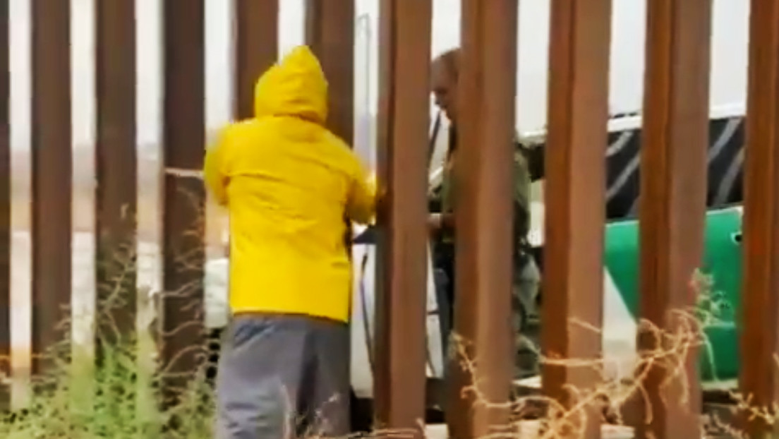 "Si no te gusta, no me lo pagas": Captan a un policía de EE.UU. comprando un tamal a través de las rejas del muro fronterizo (VIDEO)