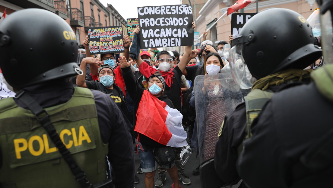 VIDEO: Indignación en Perú tras viralizarse unas imágenes en las que unos policías tratan de arrancar la bandera nacional a los manifestantes