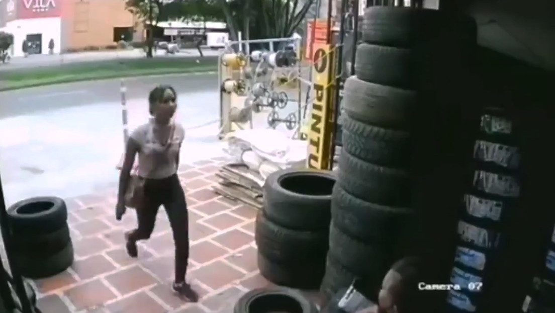 Una mujer rocía con gas pimienta a un acosador verbal callejero en Colombia (VIDEO)
