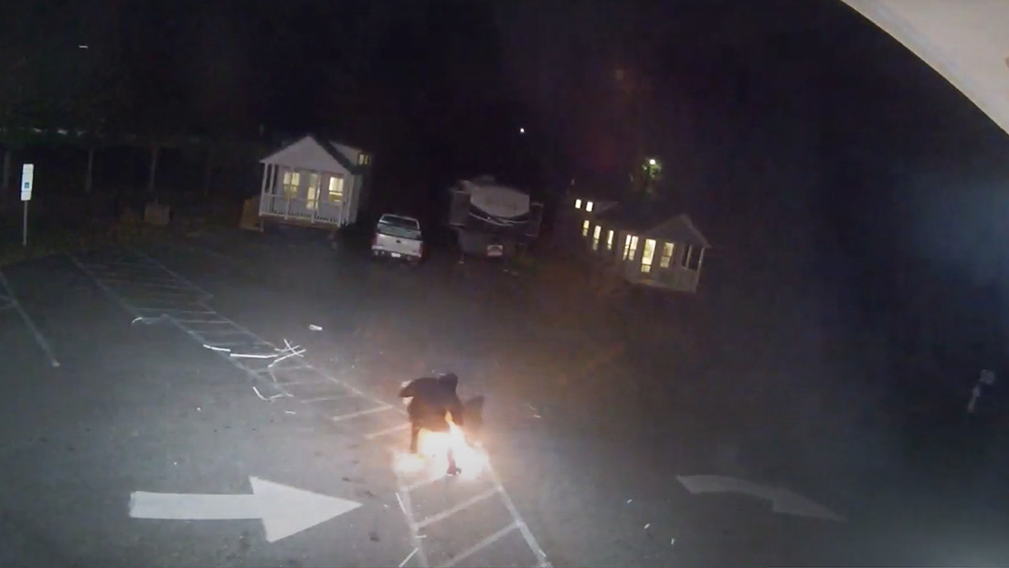 VIDEO: Un ladrón enmascarado se prende fuego a sí mismo, quema el botín y huye con las manos vacías