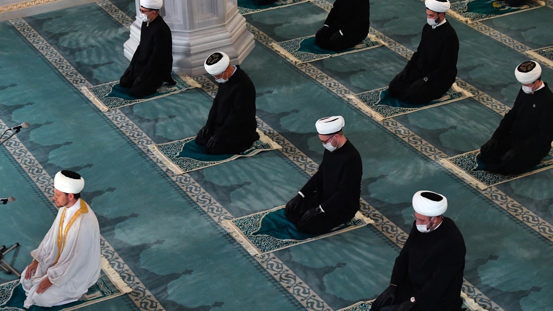El Consejo de Ulemas en Rusia desata una polémica al prohibir a musulmanes casarse con personas de otra confesión