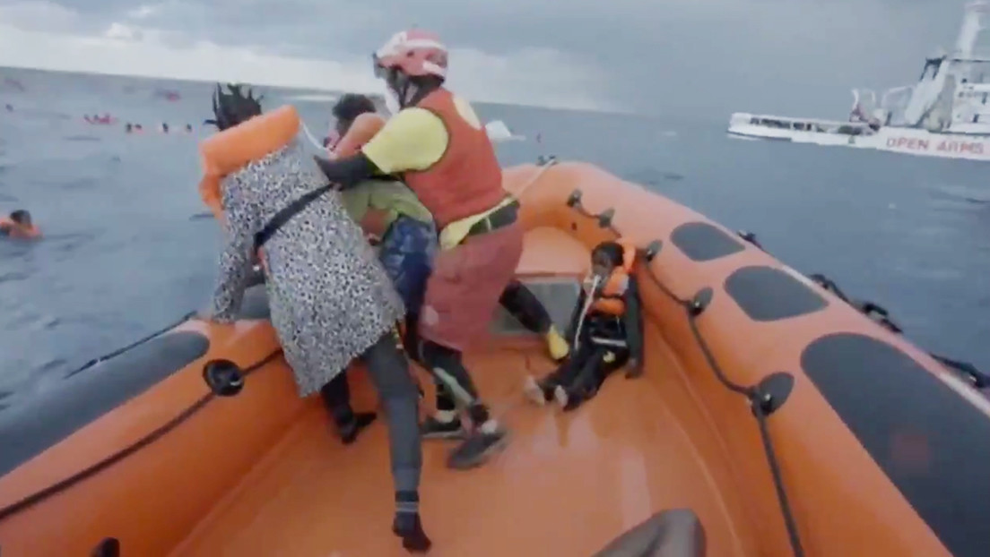 "¡He perdido a mi bebé!": El desesperado grito de una madre inmigrante tras naufragar en el Mediterráneo (VIDEO)