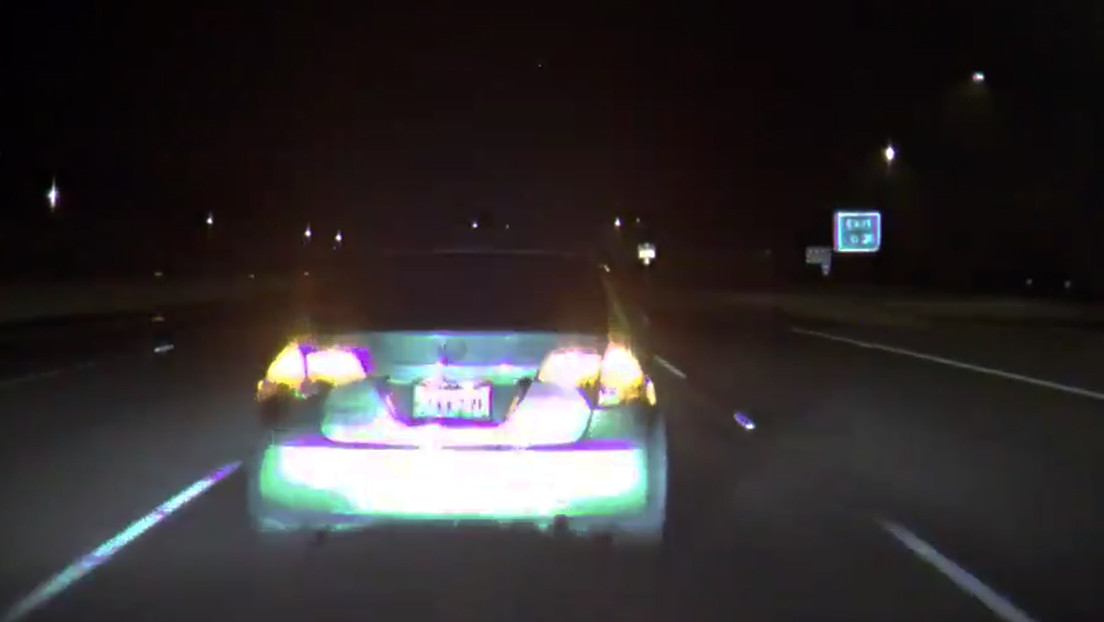 VIDEO: El conductor de un Tesla ignora todas las señales de alarma y embiste a otro coche, lanzándolo por los aires