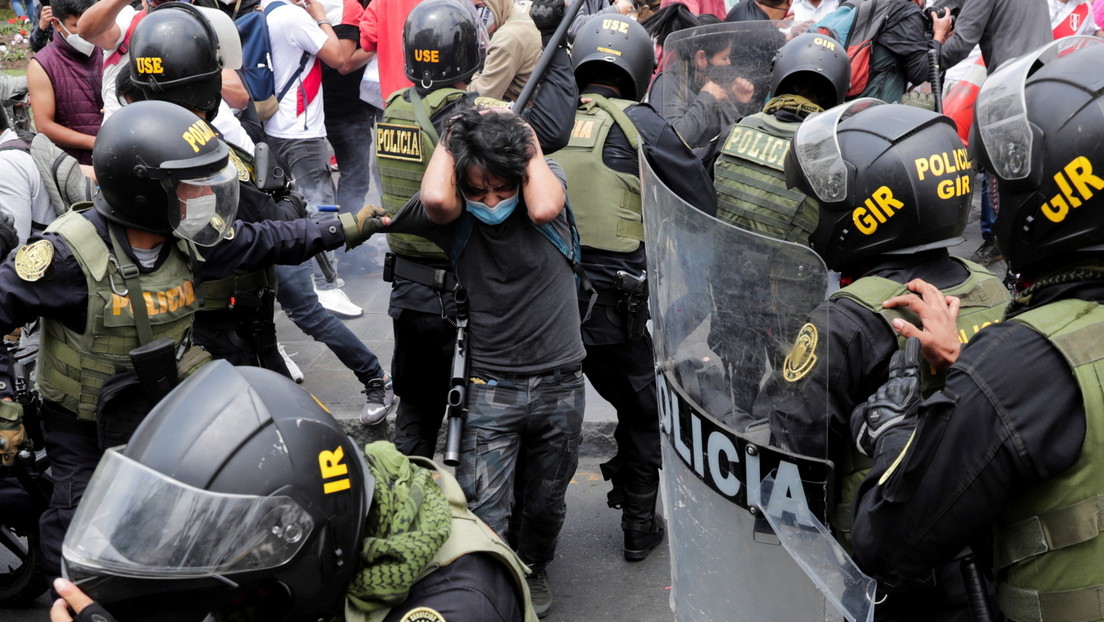 Gases, disparos y ataques a la prensa: la cruda violencia represiva estalla en Perú luego de la destitución de Vizcarra