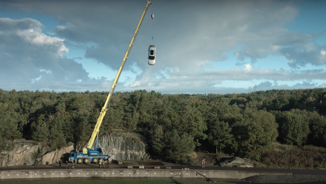 VIDEO: Volvo lanza coches nuevos desde 30 metros de altura