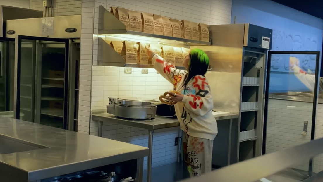 VIDEO: Billie Eilish responde a sus detractores comiendo 'fast food' en su nuevo videoclip
