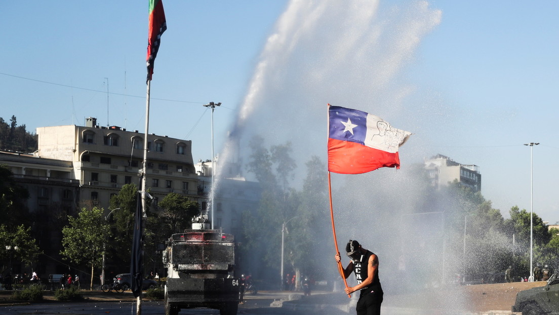 Carabineros de Chile reprimen una nueva protesta en Santiago que exige la libertad de los manifestantes detenidos