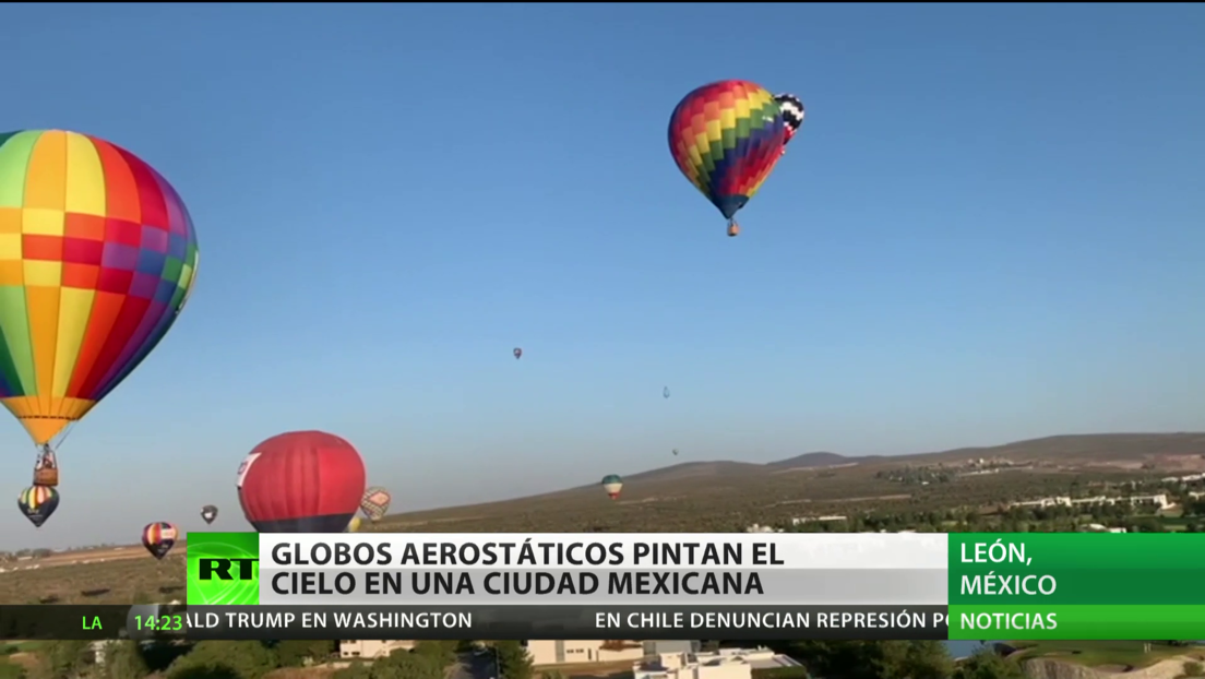 Globos aerostáticos pintan el cielo de una ciudad mexicana
