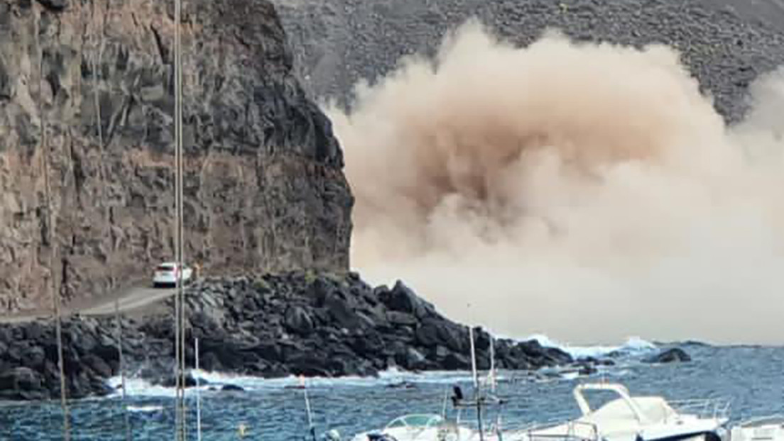 VIDEO: El momento en que un acantilado se derrumba a escasos metros de vehículos en las islas Canarias