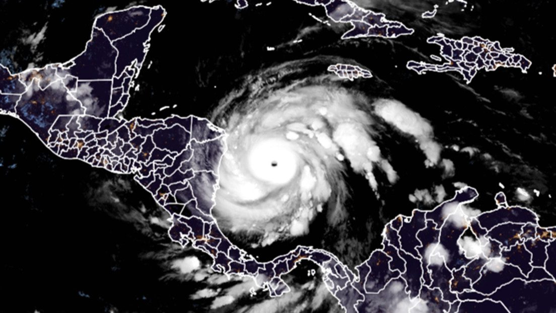 La tormenta tropical Iota amenaza con convertirse en un "grave y peligroso" huracán categoría 4 mientras se acerca a Centroamérica
