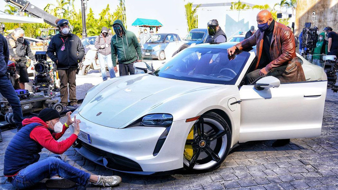 FOTO: Dwayne Johnson es "demasiado grande" para entrar en un Porsche y obliga a cambiar el rodaje de su nueva película