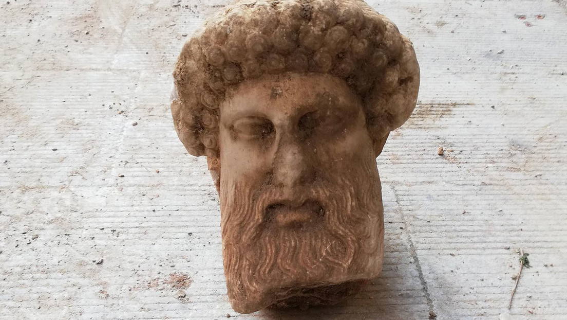 Encuentran una cabeza de un dios griego durante unas obras en el centro de Atenas