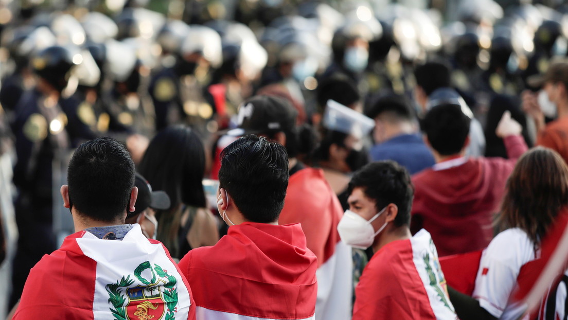 Policías de Perú usan guantes blancos como símbolo de paz mientras acompañan a los manifestantes (FOTOS)